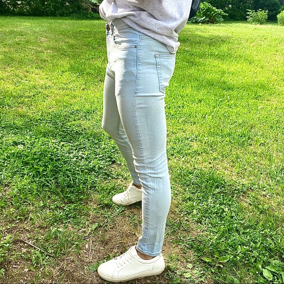 Denim Co. Skinny Jeans in Light Wash Denim - Picture 2 of 3